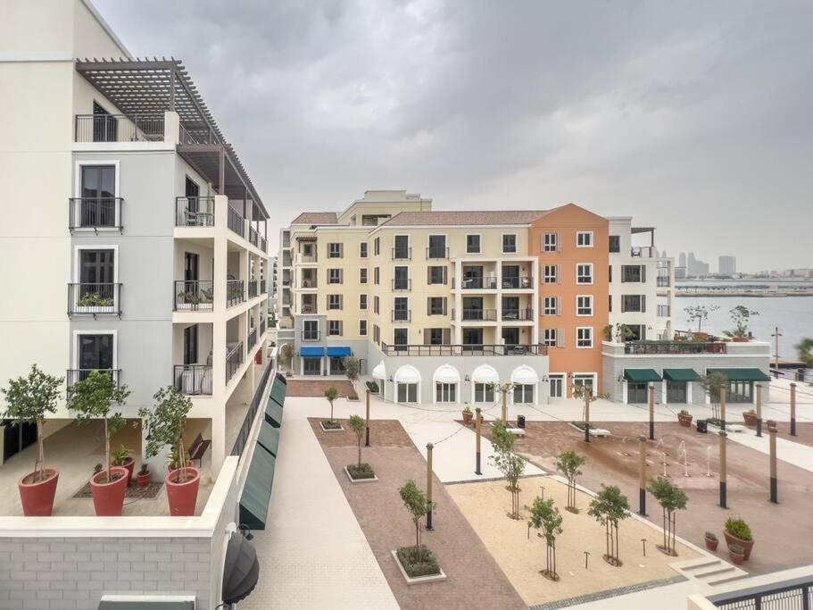 Lovely 2-Bedroom Vacation Home Near Beach Dubai Eksteriør billede